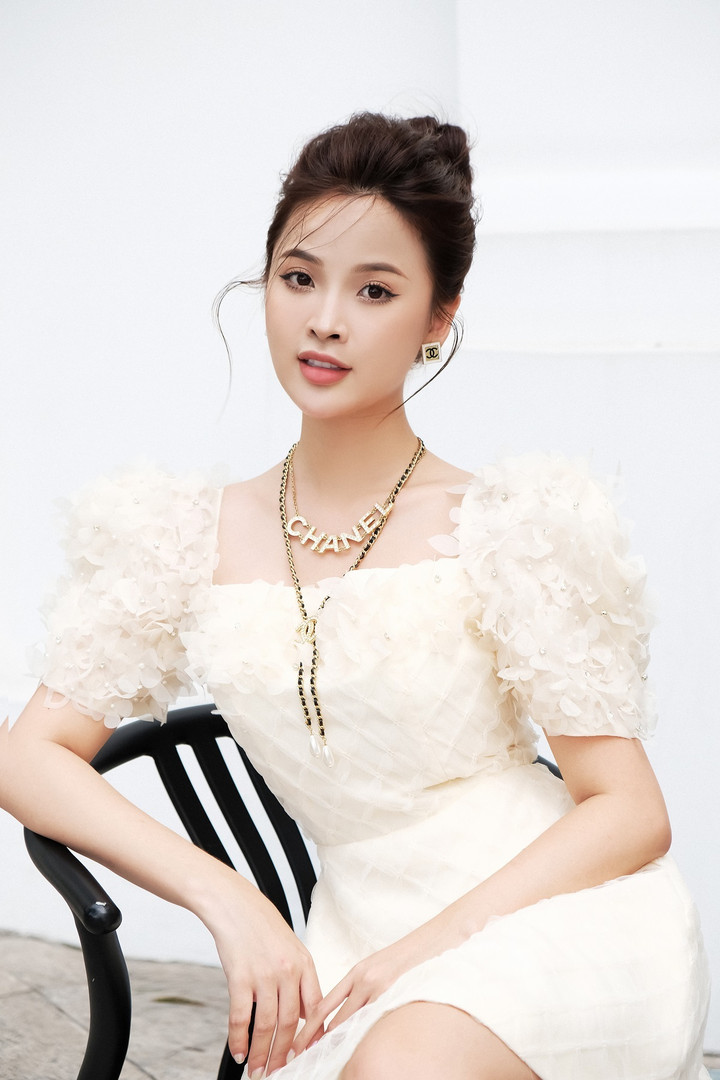 Sở hữu chiều cao 1m68 cùng số đo 3 vòng 84-62-90, Hồng Trang có thể diện đẹp nhiều phong cách thời trang khác nhau. Chính vì thế, cô nàng không ngại "biến hóa" với nhiều hình ảnh: Khi mạnh mẽ, gợi cảm, lúc nữ tính, dịu dàng.