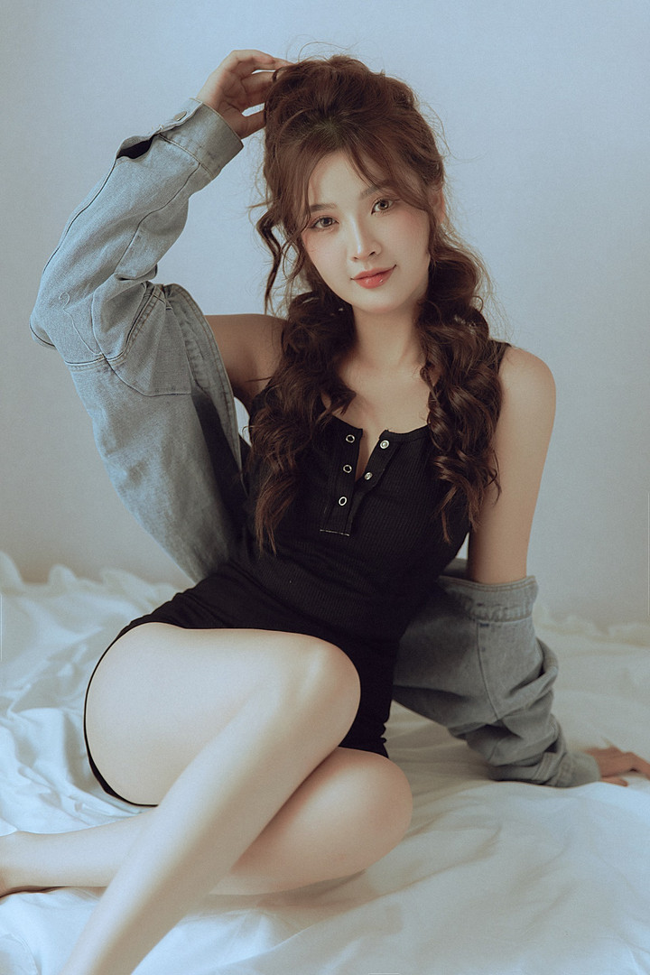 Ngoài thời trang, người đẹp này có sở thích đi du lịch một mình. Hồng Trang chia sẻ, khi stress hay mệt mỏi, việc du lịch đến một nơi nào đó mới mẻ sẽ giúp tâm trạng của cô tốt hơn.