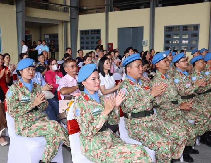 Đoàn cán bộ chiến sĩ Bệnh viện dã chiến cấp 2 số 5 và Đoàn Công binh số 2 sẵn sàng lên đường.