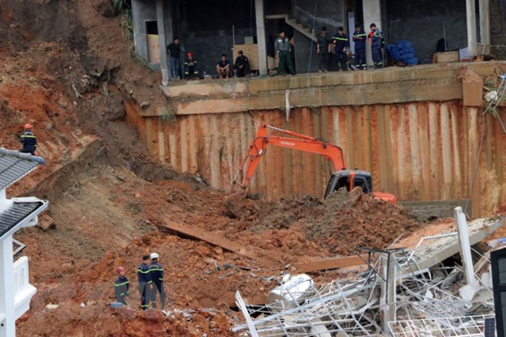 Lực lượng cứu hộ tìm kiếm những người mất tích. (Ảnh: Chu Quốc Hùng/TTXVN)