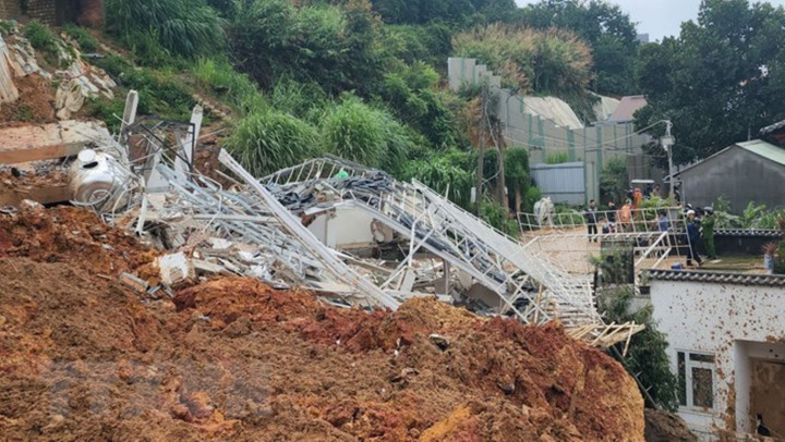 Một căn nhà cao tầng đã bị phá hủy hoàn toàn. (Ảnh: Chu Quốc Hùng/TTXVN)