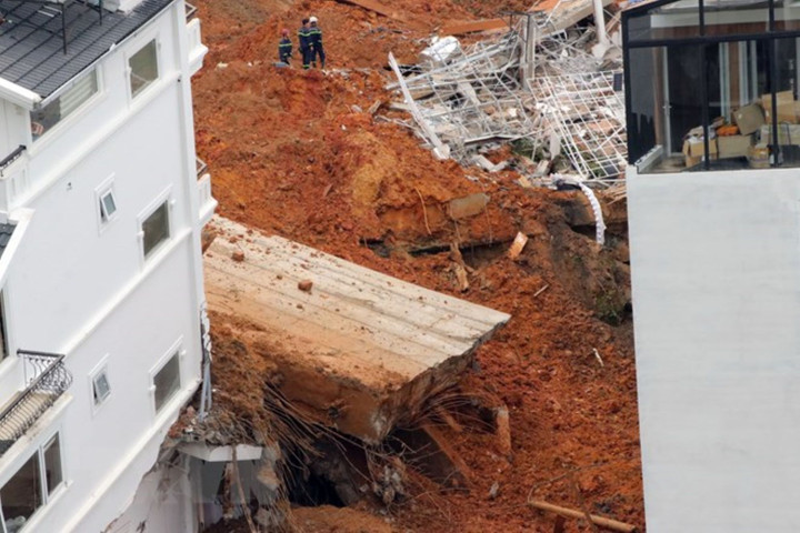 Bờ kè bê tông cao hàng chục mét bị gãy dẫn đến sạt lở nghiêm trọng. (Ảnh: Chu Quốc Hùng/TTXVN)