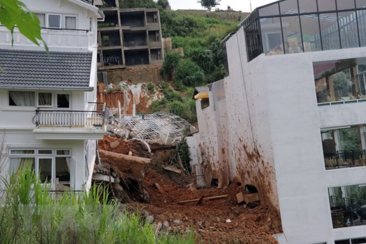 Nhiều căn nhà bị hư hại nghiêm trọng. (Ảnh: Chu Quốc Hùng/TTXVN)