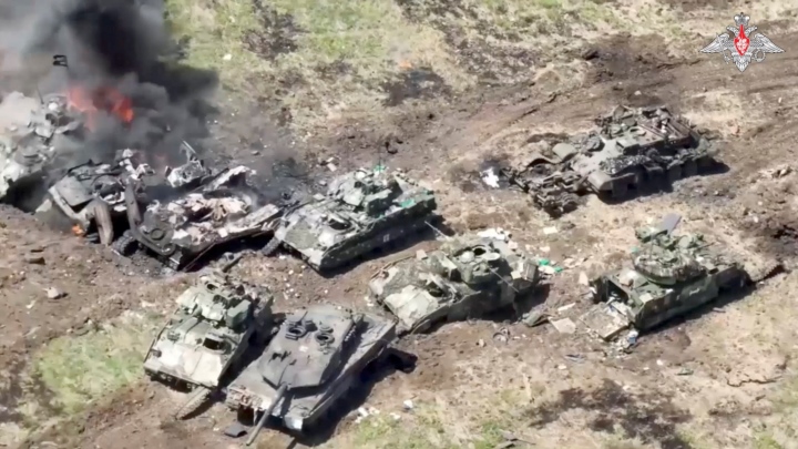 Xe tăng Leopard 2 và xe chiến đấu bộ binh Bradley của Ukraine bị phá hủy trong đợt phản công gần Malaya Tokmachka. (Ảnh: Bộ Quốc phòng Nga)