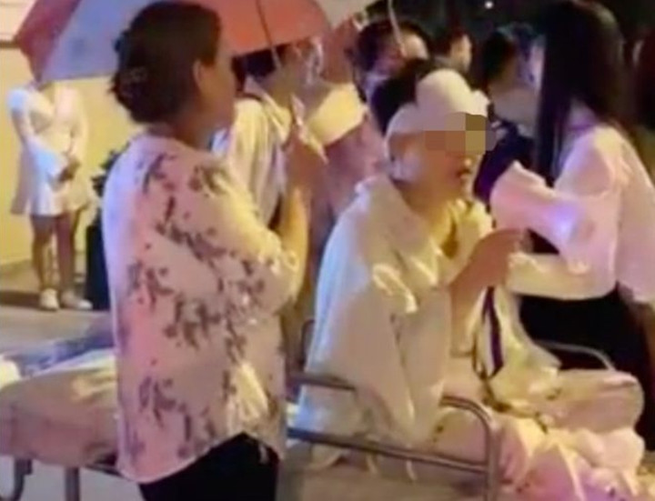 Sản phụ đau đớn, kêu gọi công lý cho đứa con vừa ra đời đã mất đi sự sống.