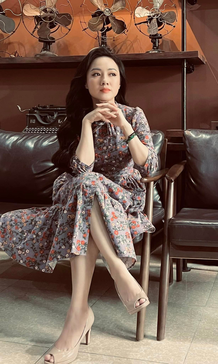 BTV Hoài Anh xinh đẹp trong chiếc váy hoa dịu dàng.