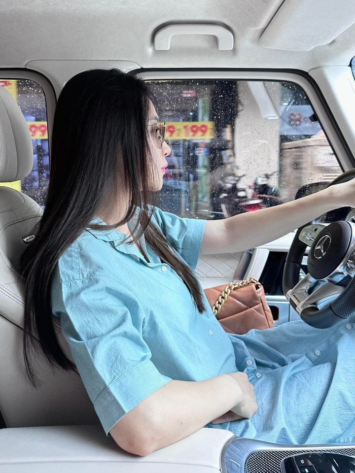 Đàm Thu Trang chia sẻ hình ảnh cô trở lại công việc sau khi sinh con thứ hai. Cựu người mẫu còn tiết lộ thêm về sự thay đổi của bản thân - kiểu tóc mới - và vui vẻ cho đó là nhiệm vụ đầu tiên khi hết ở cữ".