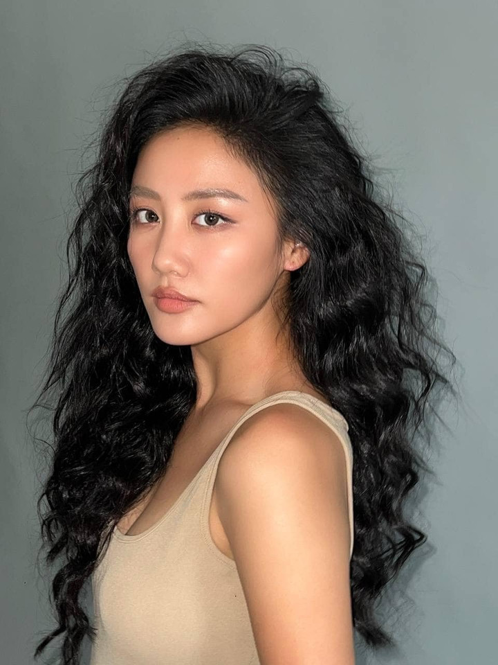 Văn Mai Hương kêu than rằng cô bị mọi người đổ lỗi gây ra thời tiết mưa bão do bài hát "Mưa tháng sáu" mới ra.