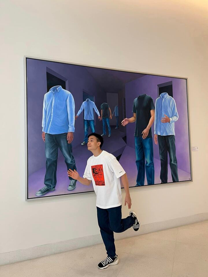 Lương Mạnh Hải tạo dáng chụp ảnh hài hước bên tấm poster.