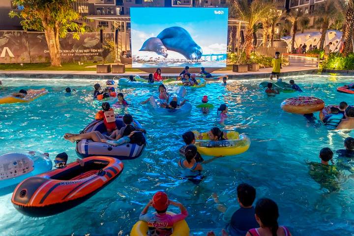 Cư dân Westgate trải nghiệm rạp chiếu phim tại hồ bơi.