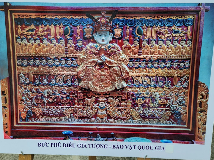 Bức phù điêu (giá tượng) chạm khắc hình tượng Đức tổ Lạc Long Quân và nhân vật thời kỳ Hùng Vương được lưu giữ tại di tích Đền Nội, Làng Bình Đà, Xã Bình Minh, Thanh Oai, Hà Nội.