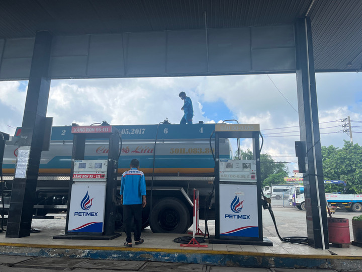 Lực lượng chức năng đã buộc tái chế 10.119 lít xăng RON 95-III có chất lượng không phù hợp. (Ảnh: Cục QLTT TP.HCM)