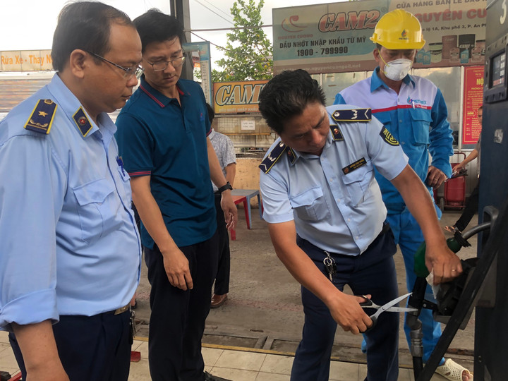 Tang vật là 10.119 lít xăng RON 95-III có chất lượng không phù hợp. (Ảnh: Cục QLTT TP.HCM)