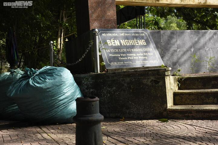 Bến Nghiêng nằm trên địa phận phường Vạn Hương (quận Đồ Sơn, Hải Phòng). Năm 1950, thực dân Pháp cho xây dựng bến tàu quân sự tại Đồ Sơn để tập kết, vận chuyển các phương tiện chiến tranh như súng đạn, xe tăng, xe lội nước từ tàu há mồm ngoài biển vào. Ngày 15/5/1955, đây lại là nơi chứng kiến đoàn lính thực dân Pháp cuối cùng rút khỏi Hải Phòng. Trong những năm chống giặc Mỹ xâm lược, đặc biệt là cuộc chiến tranh chống phong toả tại các cảng biển Hải Phòng, Bến Nghiêng đóng góp vai trò quan trọng trong việc tiếp tế dầu và hàng hoá cho đèn biển Hòn Dáu. Sau ngày đất nước thống nhất, Bến Nghiêng lại phát huy vai trò phục vụ sản xuất, đánh bắt hải sản và nay là bến tàu du lịch đưa du khách đi tham quan Hòn Dáu, Cát Bà, Hạ Long...