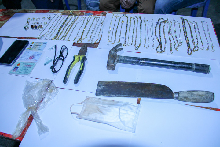 Tang vật và hung khí cơ quan công an thu giữ được. (Ảnh: Công an cung cấp)