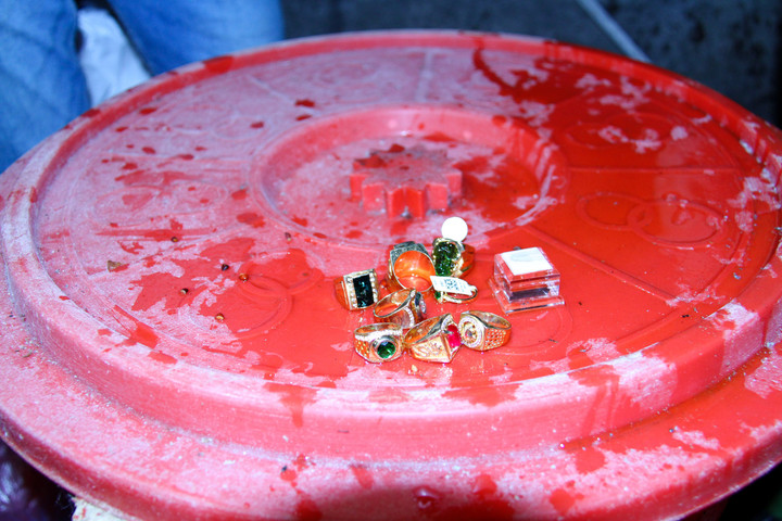 Số vàng được Tuấn giấu vào trong các thùng rượu của gia đình. (Ảnh: Công an cung cấp)