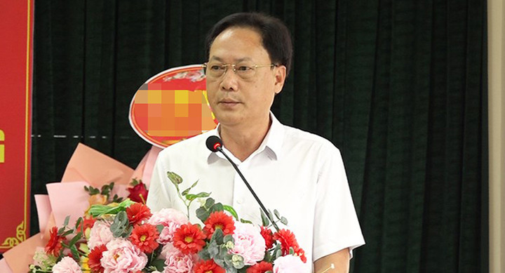 Các đại biểu HĐND phường Lãm Hà biểu quyết nhất trí miễn nhiệm chức danh Chủ tịch Ủy ban nhân dân phường khóa III đối với ông Vũ Khắc Hiệp. (Ảnh: Cổng thông tin điện tử quận Kiến An)