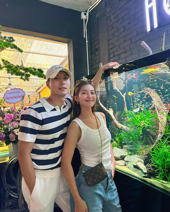 Thanh Sơn chụp ảnh thân thiết với Khả Ngân khi đi uống cà phê cùng nhau.