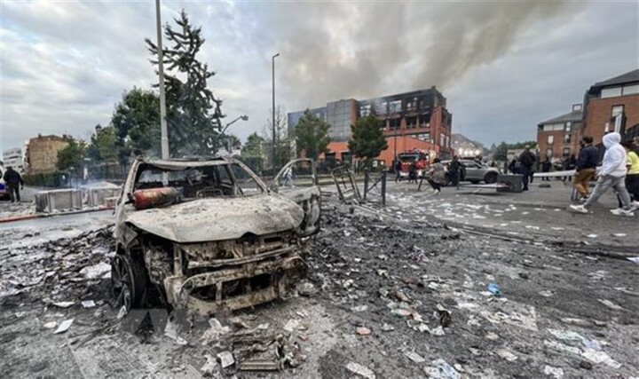 Ôtô bị đốt cháy trong cuộc biểu tình tại Paris, Pháp, ngày 29/6/2023. (Ảnh: AFP/TTXVN)