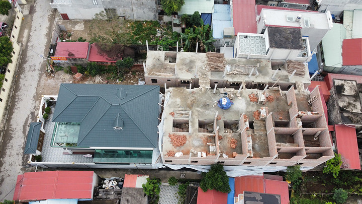 Dãy nhà ở liền kề của gia đình ông Vũ Khắc Hiệp. (Ảnh: Đại An)