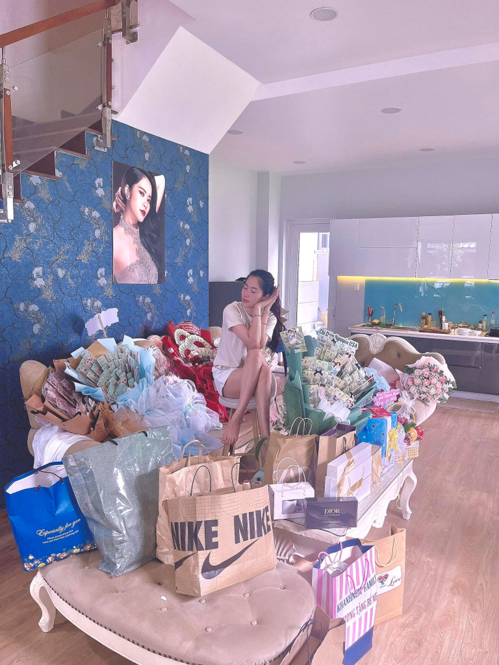 Nam Em hạnh phúc ngồi giữa "núi quà" của fan tặng sau đêm diễn.