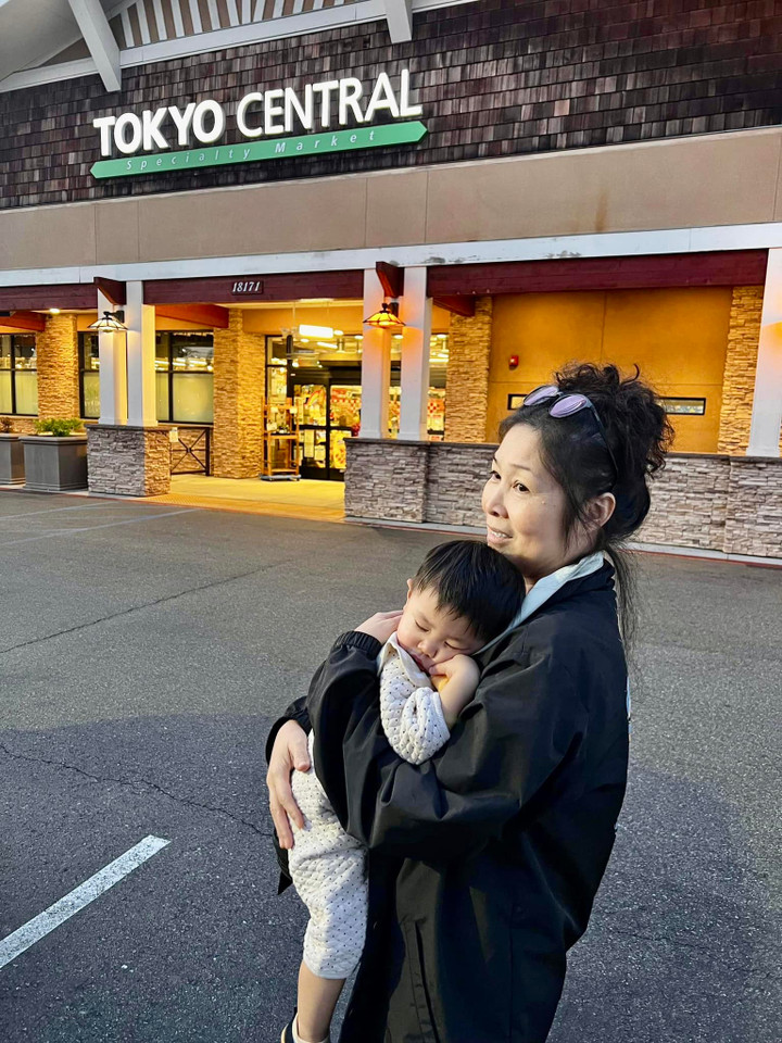 Đăng ảnh bên cháu ngoại, NSND Hồng Vân viết: "Khi mọi việc bạn làm bằng cảm xúc mà người khác đón nhận nó chỉ bằng động tác thì những lúc như vậy bạn thật sự trở nên vô vị và nhạt nhẽo. Simba hôm nay đã làm bà ngoại bị nhạt nhẽo và vô vị, lâu lâu mới ôm được ảnh mà ảnh chỉ ngủ thôi".