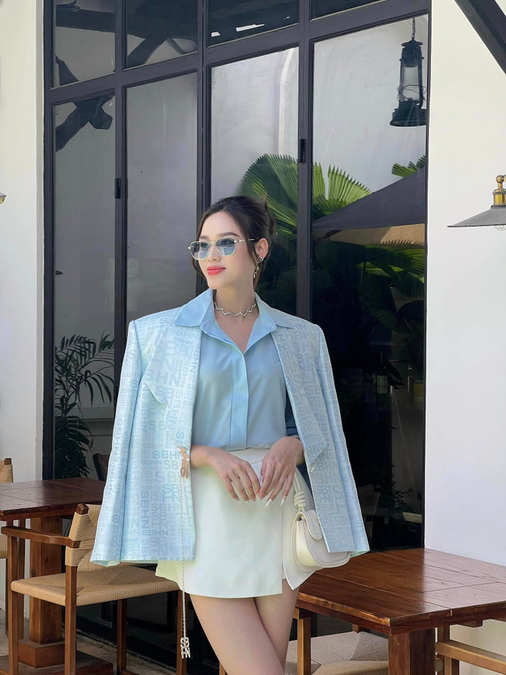 Hoa hậu Đỗ Thị Hà diện đồ sang chảnh khi đi cà phê cuối tuần.