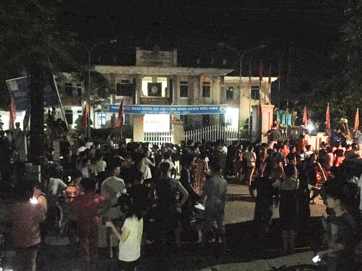 Nhiều người tập trung xem đánh ghen khiến giao thông ách tắc. (Ảnh: CTV)