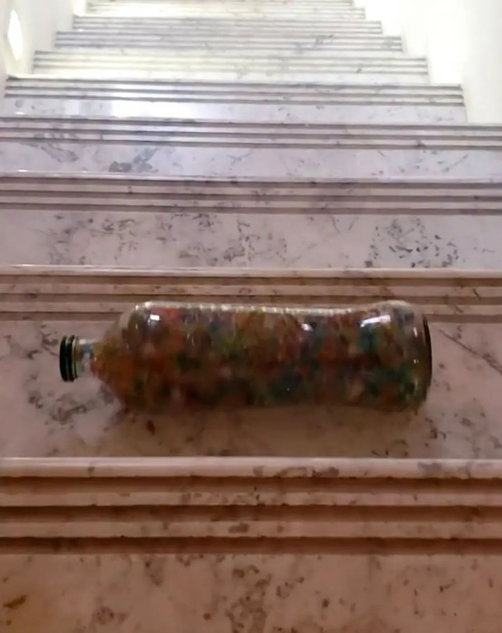 Chai thủy tinh lăn xuống cầu thang gây sốt cộng đồng mạng.
