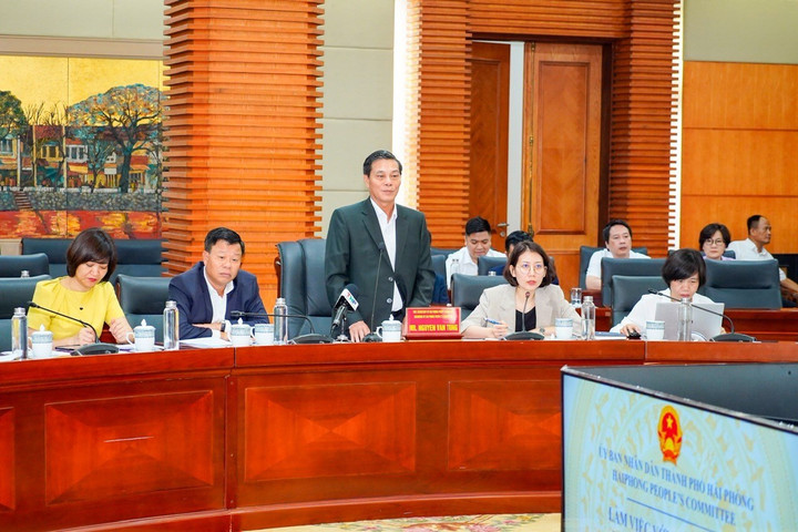 Chủ tịch UBND TP Hải Phòng Nguyễn Văn Tùng giới thiệu khái quát những thành tựu nổi bật trong phát triển kinh tế, xã hội của Hải Phòng thời gian qua.