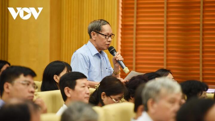 Cử tri phát biểu ý kiến.