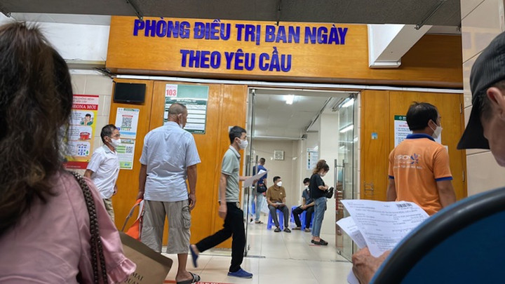 Các bệnh viện đang thu dịch vụ khám chữa bệnh theo yêu cầu với nhiều mức giá khác nhau.