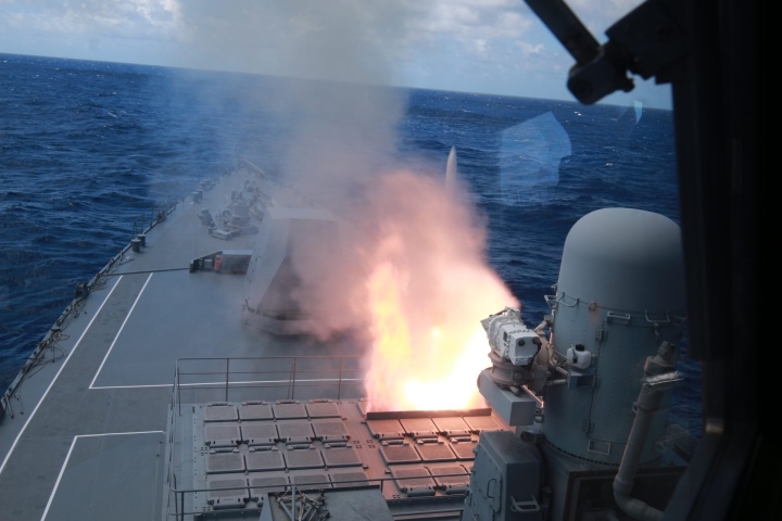 Một tên lửa Sea Sparrow tiến hóa (ESSM) rời buồng phóng thẳng đứng của tàu chiến JS Suzutsuki ở biển Hawaii vào ngày 23/6.