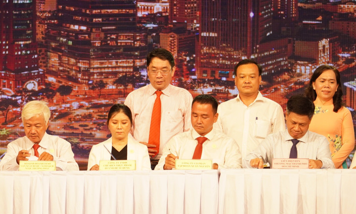 Ông Trần Lâm Hồng ký kết biên bản ghi nhớ tiêu thụ sản phẩm OCOP.