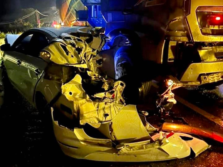 Xe con biến dạng sau cú tông với ô tô đầu kéo.