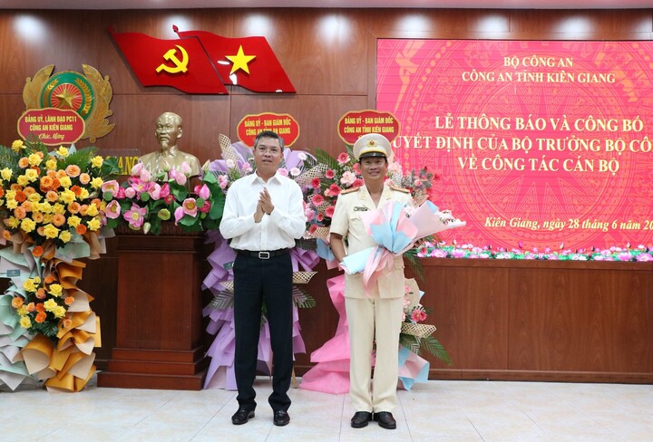 Ông Nguyễn Lưu Trung, Phó Chủ tịch UBND tỉnh Kiên Giang, tặng hoa chúc mừng tân Phó Giám đốc Công an tỉnh Kiên Giang. (Ảnh: CAKG).