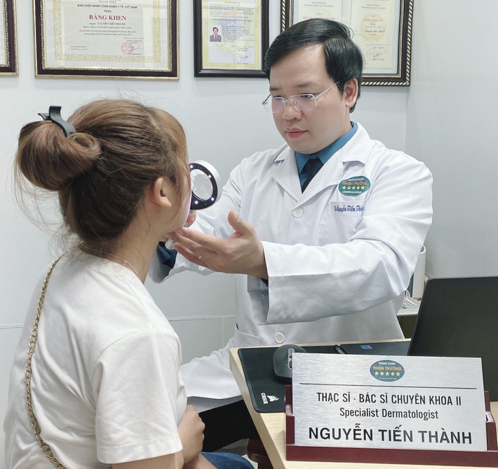 Bác sĩ Thành khám cho bệnh nhân. (Ảnh: BSCC)