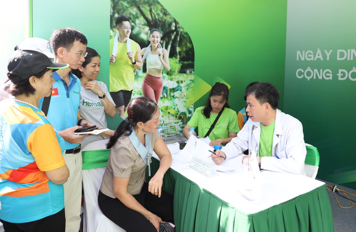 TS.BS Nguyễn Trọng Hưng tư vấn thăm khám về dinh dưỡng.