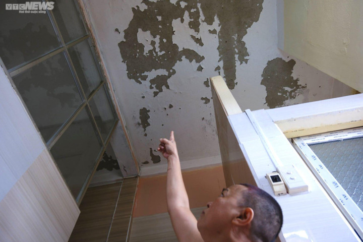 Ghi nhận của PV VTC News ngày 2/7, nhiều căn hộ trong chung cư xuống cấp khiến người dân sống trong cảnh nơm nớp lo sợ vì trần, tường nhà bong tróc loang lổ. Nhiều hộ gia đình còn khổ sở khi phải chịu cảnh hứng nước thấm dột từ nhà vệ sinh của các căn hộ tầng trên thấm xuống.