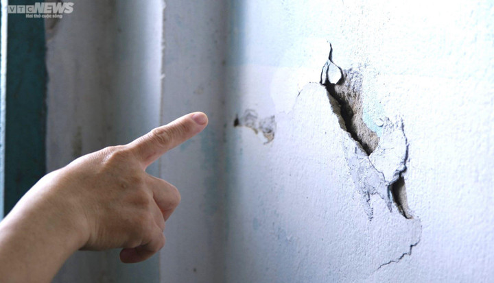 “Đây là chung cư được xây dựng thời kỳ đầu khi thành phố Đà Nẵng thực hiện chỉnh trang đô thị nên quy mô nhỏ, thấp tầng và thiếu không gian công cộng. Hiện các căn hộ xuống cấp, người dân sống bất an”, đại diện hộ dân tại chung cư cho biết.