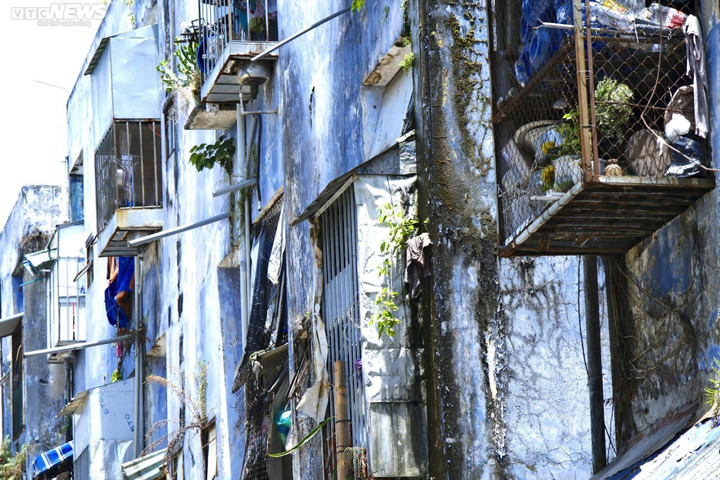 Khu chung cư này nằm gần biển Nguyễn Tất Thành, giữa trục đường lớn Kinh Dương Vương và Dũng Sĩ Thanh Khê của quận Liên Chiểu. Nhìn bên ngoài, các bức tường chung cư bị bong tróc, loang lổ, rêu mọc um tùm.