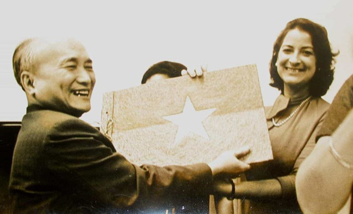 Chánh án Phạm Văn Bạch và bạn bè quốc tế.