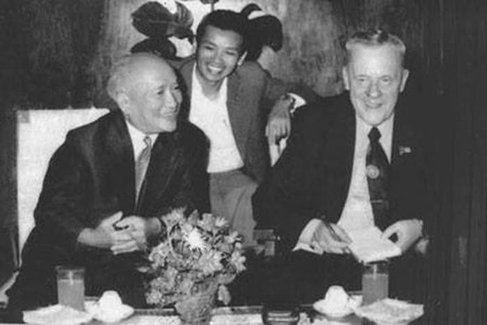 Chánh án TAND Tối cao Phạm Văn Bạch tiếp Chánh án Tòa án tối cao Liên Xô Smiarnop. Người phiên dịch là ông Nguyễn Đình Lộc.