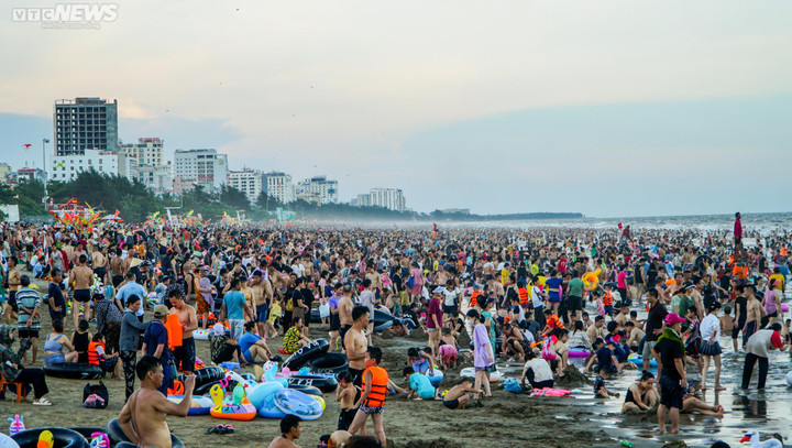 Nhiều người dân lựa chọn bãi biển Sầm Sơn (Thanh Hóa) là địa điểm vui chơi dịp nghỉ lễ 30/4-1/5. (Ảnh: Ngô Nhung)