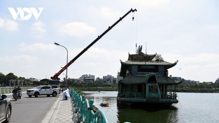 Du thuyền - nhà hàng nổi Potomac, thuộc Công ty cổ phần sông Potomac, là phương tiện nổi cuối cùng được tháo dỡ khỏi Hồ Tây.