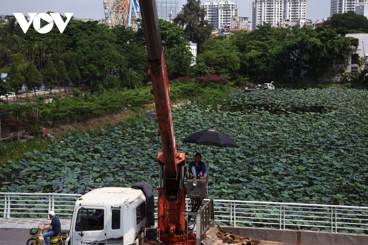 Phế liệu trên tàu sau khu tháo dỡ được cẩu xuống xe ô tô, làm đến đâu sạch đến đó, đảm bảo giao thông không ùn tắc.