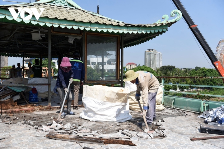 Công nhân đang xử lý xúc phần đá lát trên sàn tầu.