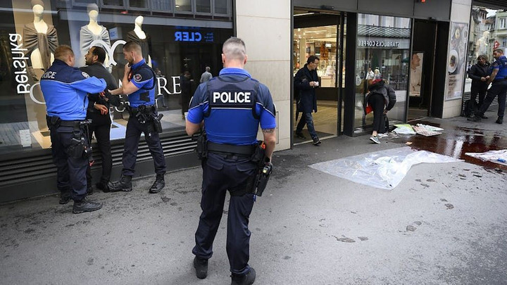 Cảnh sát Thụy Sĩ bắt giữ người biểu tình quá khích. (Ảnh: Swissinfo)