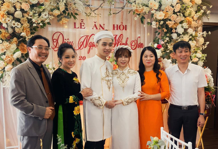 Minh Tuấn và Ngọc Thư trong ngày ăn hỏi con trai.