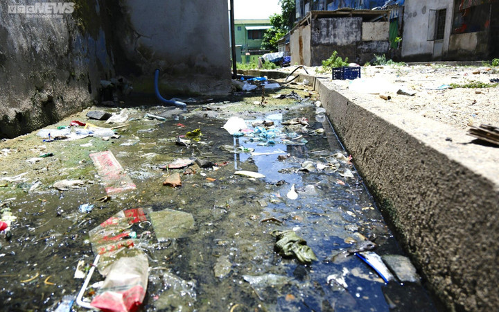 Hệ thống thoát nước của khu chung cư hư hỏng, xuống cấp khiến nước thải sinh hoạt từ các hộ dân đổ ra không thoát được, trở thành những mương tù, nước đọng cùng rác thải lâu ngày, bốc mùi hôi thối nồng nặc.